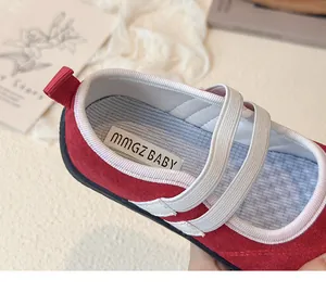 Détail de ballerines Mary Jane rouges en daim pour filles avec brides élastiques blanches