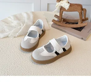 Detail van vintage kindersneakers met klittenbandsluiting en antislip rubberen gomzool