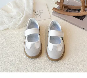 Bovenaanzicht van Mary Jane kindersneakers met wit-grijze suède panelen en rubberen zolen