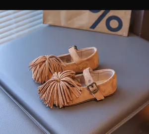 Gros plan de babies marron pour filles en daim avec franges et boucle métallique