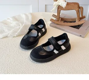 Detail van zwarte Mary Jane sneakers voor kinderen met klittenband en rubberen zool