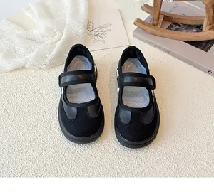 Gedetailleerd bovenaanzicht van zwarte Mary Jane kindersneakers met klittenband