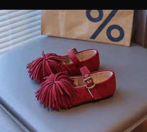 Détails de babies rouges en daim pour filles avec franges et boucle métallique rétro