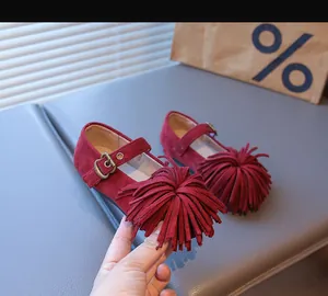 Détails des babies filles en daim rouge foncé avec pompon et bride à boucle en laiton