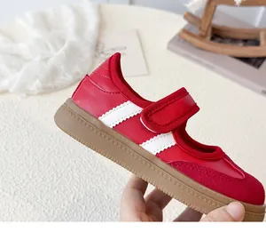 Detail van rode Mary Jane sneakers voor kinderen met klittenband en een rubberen zool