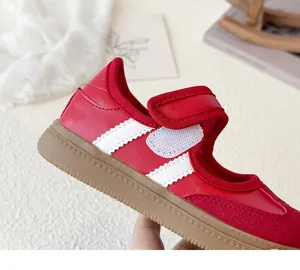 Detailopname van rode Mary Jane kinderschoenen met antislip rubberen zool en klittenband