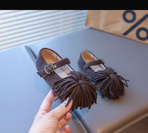 Détails de chaussures Mary Jane marron en daim pour enfant avec franges et boucle métal