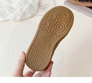 Detail van de rubberen zool van hardloopschoenen voor kinderen met maat 28 en antislip