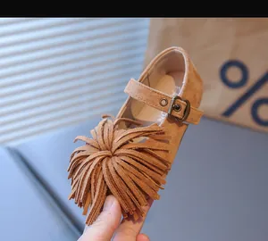 Détails des chaussures Mary Jane en daim pour filles avec franges et bride bouclée