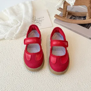 Rode Mary Jane kinderschoenen met klittenbandsluiting en dikke rubberen zool