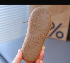 Détail de la semelle antidérapante en caoutchouc sur chaussures enfant en daim