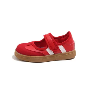 Rode Mary Jane sneakers voor kinderen met witte strepen en rubberen zolen