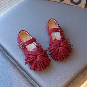 Chaussures Mary Jane bordeaux pour filles en daim avec pompon et bride à boucle