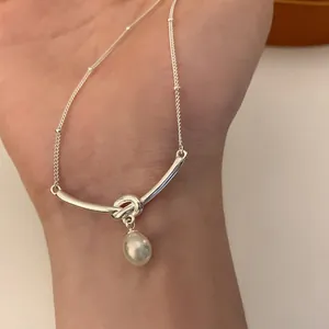 Elegante collana in metallo con nodo e pendente in perla d'acqua dolce bianca a goccia