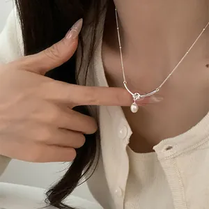 Collana minimalista in argento con nodo e perla d'acqua dolce a forma di goccia