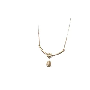 Collana con nodo d'argento minimalista con pendente in perla d'acqua dolce su catena fine