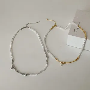 Set di collane eleganti con metallo irregolare e perle bianche in oro e argento