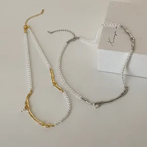 Collana di perle e metallo irregolare in finiture oro e argento da donna