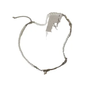 Collana con metallo liquido irregolare e perle con catena di estensione regolabile