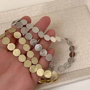 Collar de discos de metal cepillado en oro y plata para un estilo minimalista de lujo