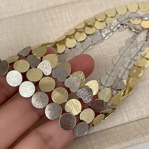 Collar de metal cepillado con discos y corazones en tonos dorado y plateado fino