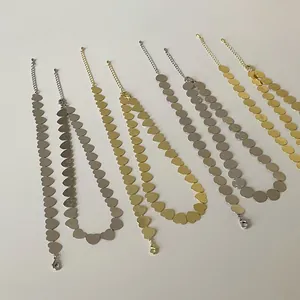 Collares minimalistas con colgantes de corazón y disco en tonos oro y plata