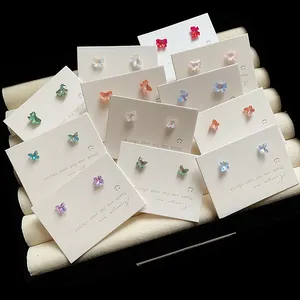 Bunte Schmetterlingsstecker-Ohrringe mit schillernden Kristallen in einer Samtschmuckschatulle