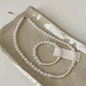 Elegantes Perlen-Schmuckset mit mattsilbernen Akzenten, inklusive Halskette und Armband
