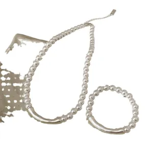 Minimalistisches Perlen-Schmuckset mit polierter silberner Kette und passendem Armband