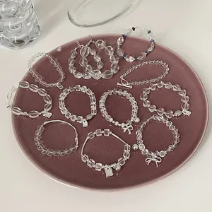 Elegante klare Kristallperlenarmbänder mit silbernen Schmetterlingen in rosa Keramikschale