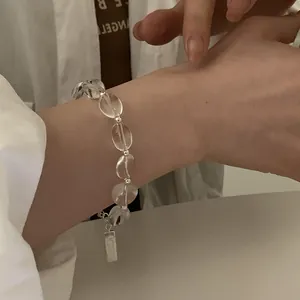 Elegantes Armband aus klaren Kristallperlen mit silbernen Abstandsperlen und Metallanhänger