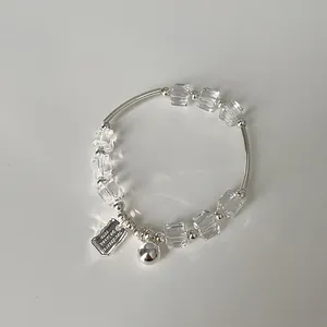 Detail des Kristallperlenarmbands mit S925 Silberanhänger und You Deserve Me Gravur
