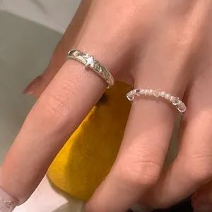 Dettaglio dell'anello con stella d'argento e set di perline su sfondo di limone fresco