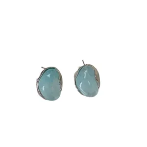 Orecchini a perno a camelia azzurro minimalisti in resina con elegante bordo in argento