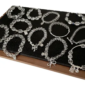 Elegantes Set aus weißen Kristallperlen-Armbändern mit silbernen Anhängern