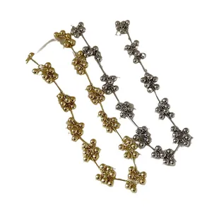 Elegante Tropfenohrringe mit Metallperlen-Cluster in poliertem Gold und Silber