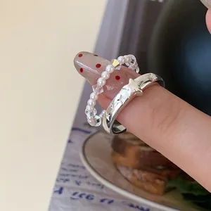 Set di anelli retrò eleganti con incisione a stella e perline bianche elastiche