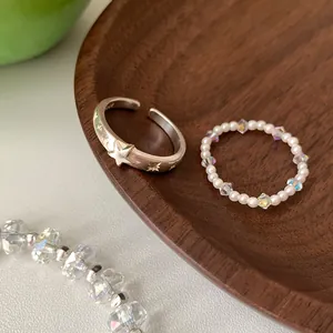Dettaglio dell'anello a stella in argento S925 e gioielli di perle su vassoio