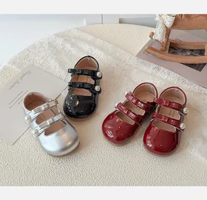Détail de chaussures Mary Jane pour filles en argent, noir et bordeaux avec perles