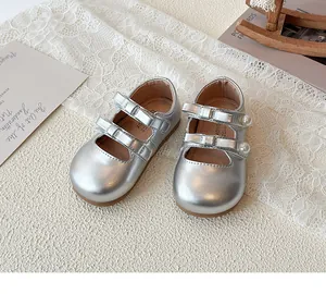 Détail de chaussures Mary Jane argentées pour filles avec nœuds en perles et métal