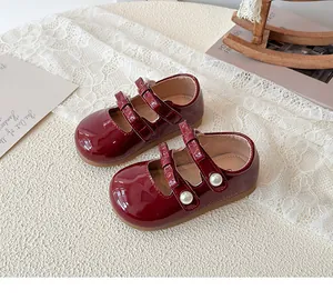 Détail des chaussures Mary Jane en cuir verni bordeaux pour filles avec perles et nœuds