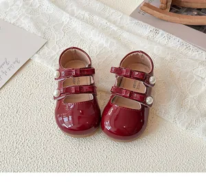 Détail de chaussures Mary Jane bordeaux en cuir verni pour filles avec perles et nœuds