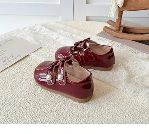 Détail de chaussures Mary Jane pour filles en cuir verni bordeaux avec perles et nœuds