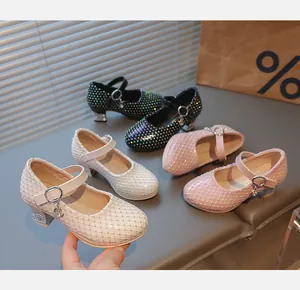 Makro-Detail von Mary Jane Schuhen für Mädchen mit Strass in Schwarz, Weiß und Rosa