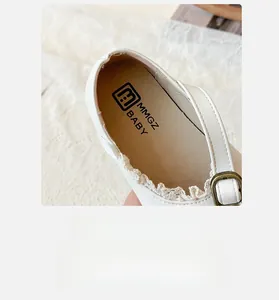 Detailaufnahme der Mädchen Lederhalbschuhe mit Spitze und verstellbarer Schnalle
