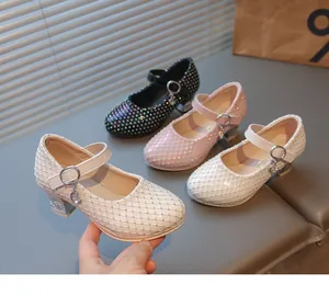 Detailansicht der Strass-Mary-Jane-Schuhe für Mädchen in verschiedenen Farben für Feiern