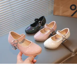 Detailansicht der funkelnden Strasssteine und Metallgitter auf Mädchen-Prinzessin-Schuhen