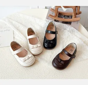 Detailansicht der Mädchen Mary Jane Schuhe mit Schleife und gewellter Randverzierung
