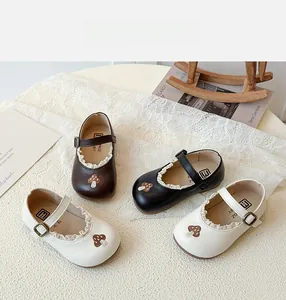 Detailansicht der Mary Jane Kinderschuhe mit Pilzbestickung und eleganter Spitzenverzierung