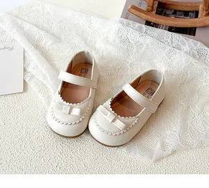 Detailansicht cremefarbener Mary Jane Mädchenschuhe mit Schleife und Wellenkante